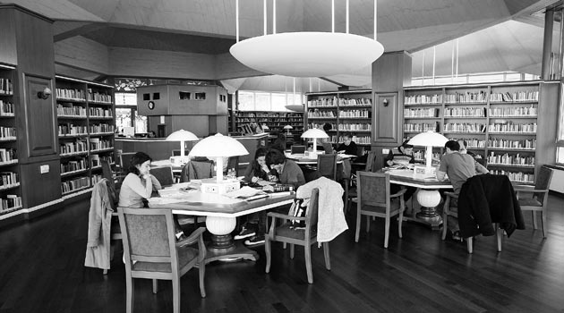 Orada bir kütüphane var uzakta