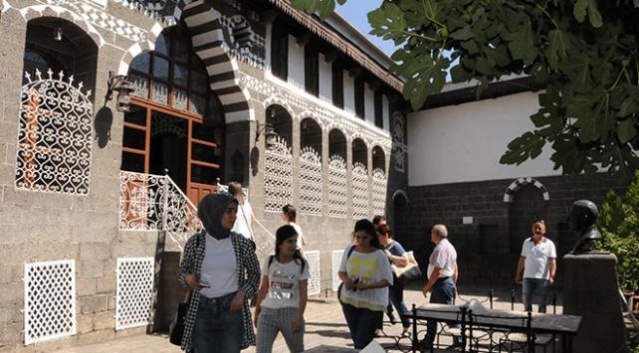 Cahit Sıtkı Tarancı'nın hatırası doğup büyüdüğü evde yaşıyor