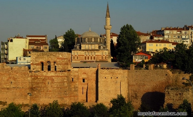 İvaz Efendi Camii surlarda İstanbul'u beklemeye devam ediyor