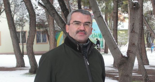 Hayret ve haşyet karışımı bir gölgeyi taşıyor