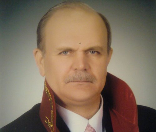 Bir düzine hukuk kitabı olan bir şair o