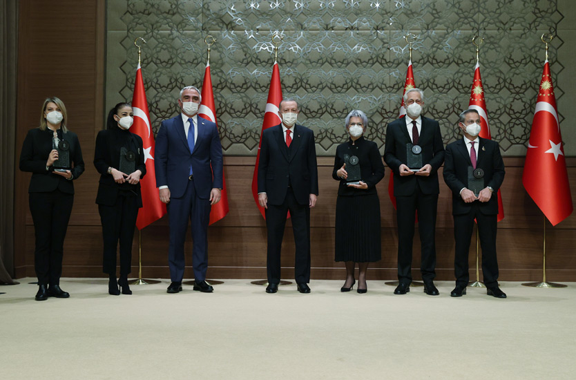 “Diline sahip çıkmayan milletler, tıpkı kökleri kuruyan ağaçlar gibi, esen rüzgârlar karşısında devrilmeye mahkûmdur”