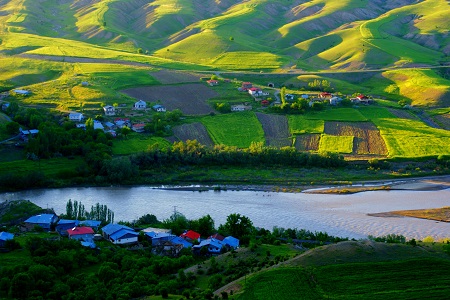 Etrafı dağlık, ortası bağlık bir şehir: Erzincan