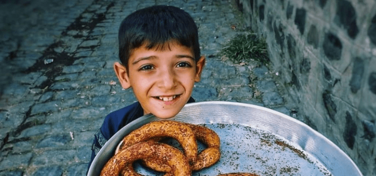 Akif Emre, Paradigmaya Kafa Tutan Simitçi
