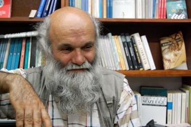 Kafasının içinde de o kitap yüklü kağnılar