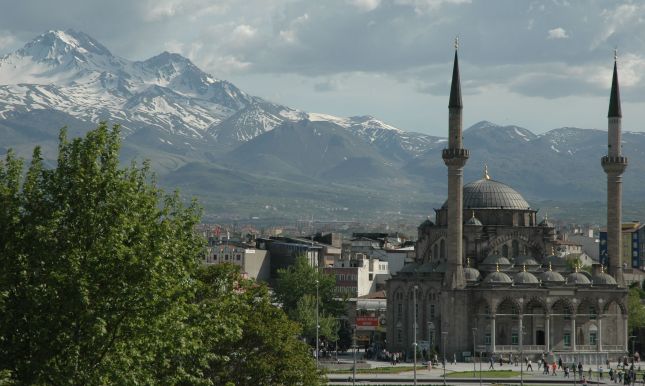 Bir üniversiteli önce eski yazıyı öğrenmeli