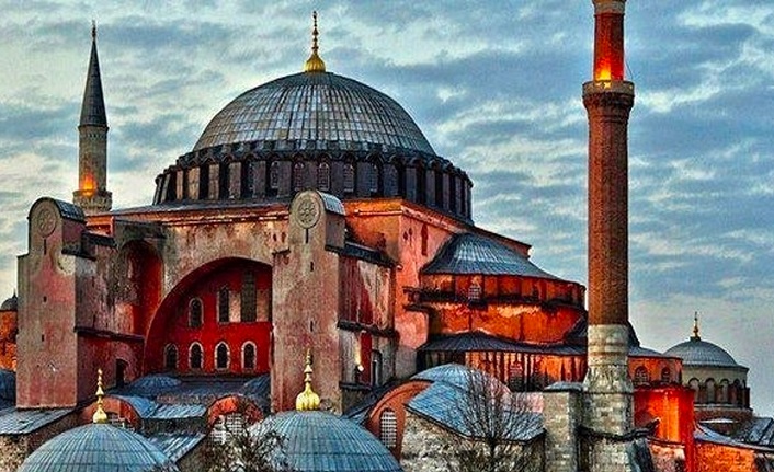 Sen ne azizsin, sahibin ne aziz Ayasofya!