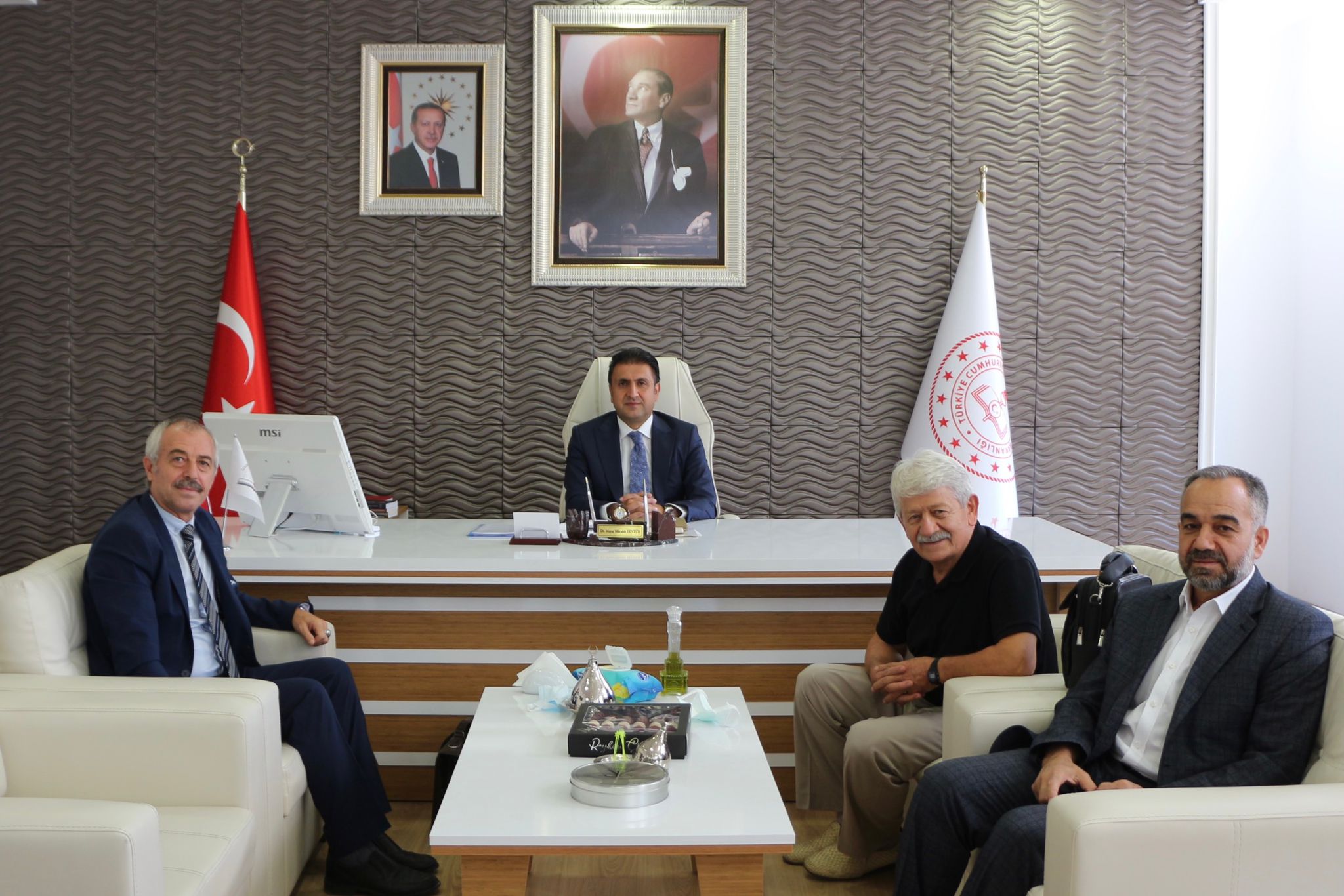 TYB İzmir Şubesi Yönetimi ve İl Milli Eğitim Müdürünü ziyaret etti