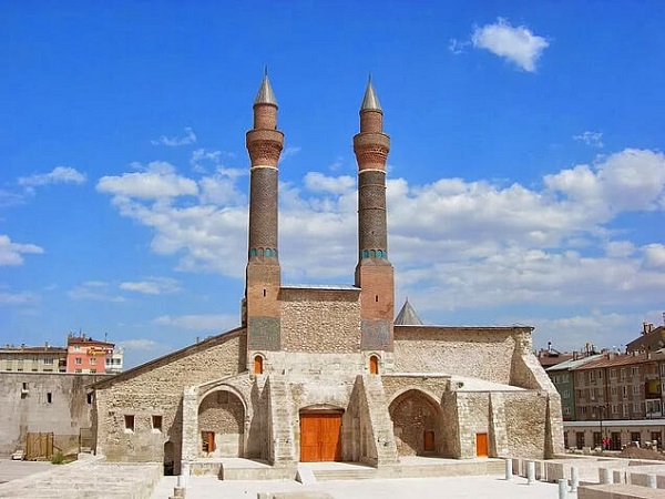 Sivas: “Yerdedir göklerin derinliği”