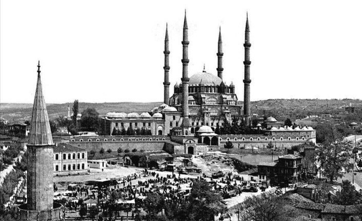 Prof. Dr. Ömer Zülfe: “Dilde ifadesini bulan ve yazıyla kodlanan sanat eserlerinin en değerli unsuru yine dilin kendisidir.”