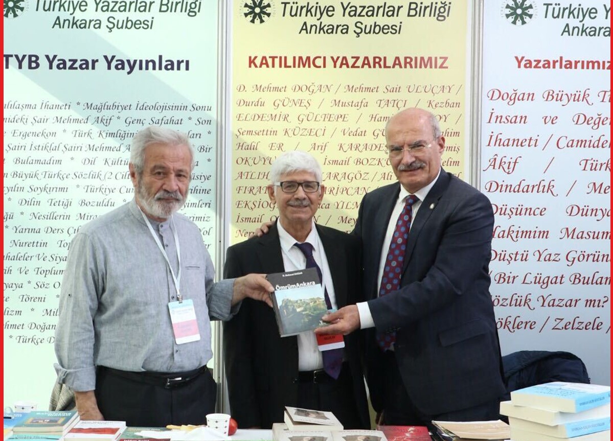 D. Mehmet Doğan fuarda kitaplarını imzaladı