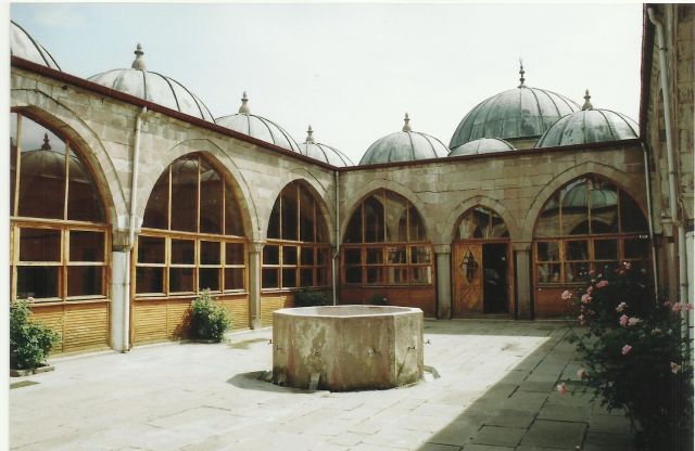 Allah sevgisini başkalarınınkiyle kirletme