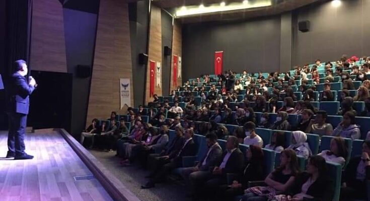 Rektör Arıcan Liselilere Sosyal Bilimlerin Önemini Anlattı