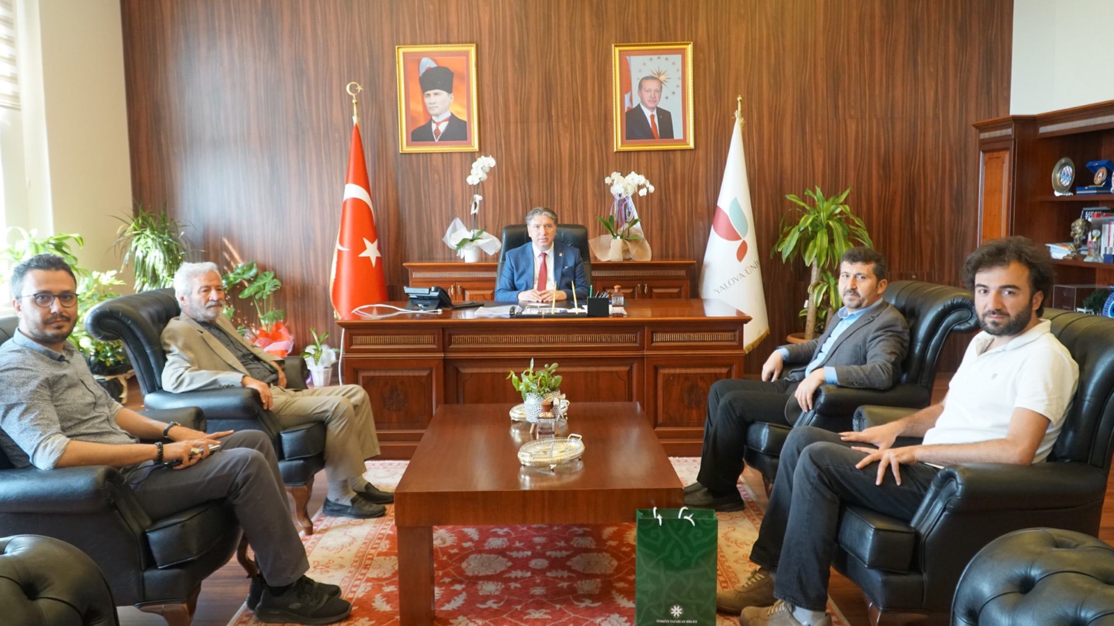 TYB heyeti Rektör Bahçekapılıyı ziyaret etti