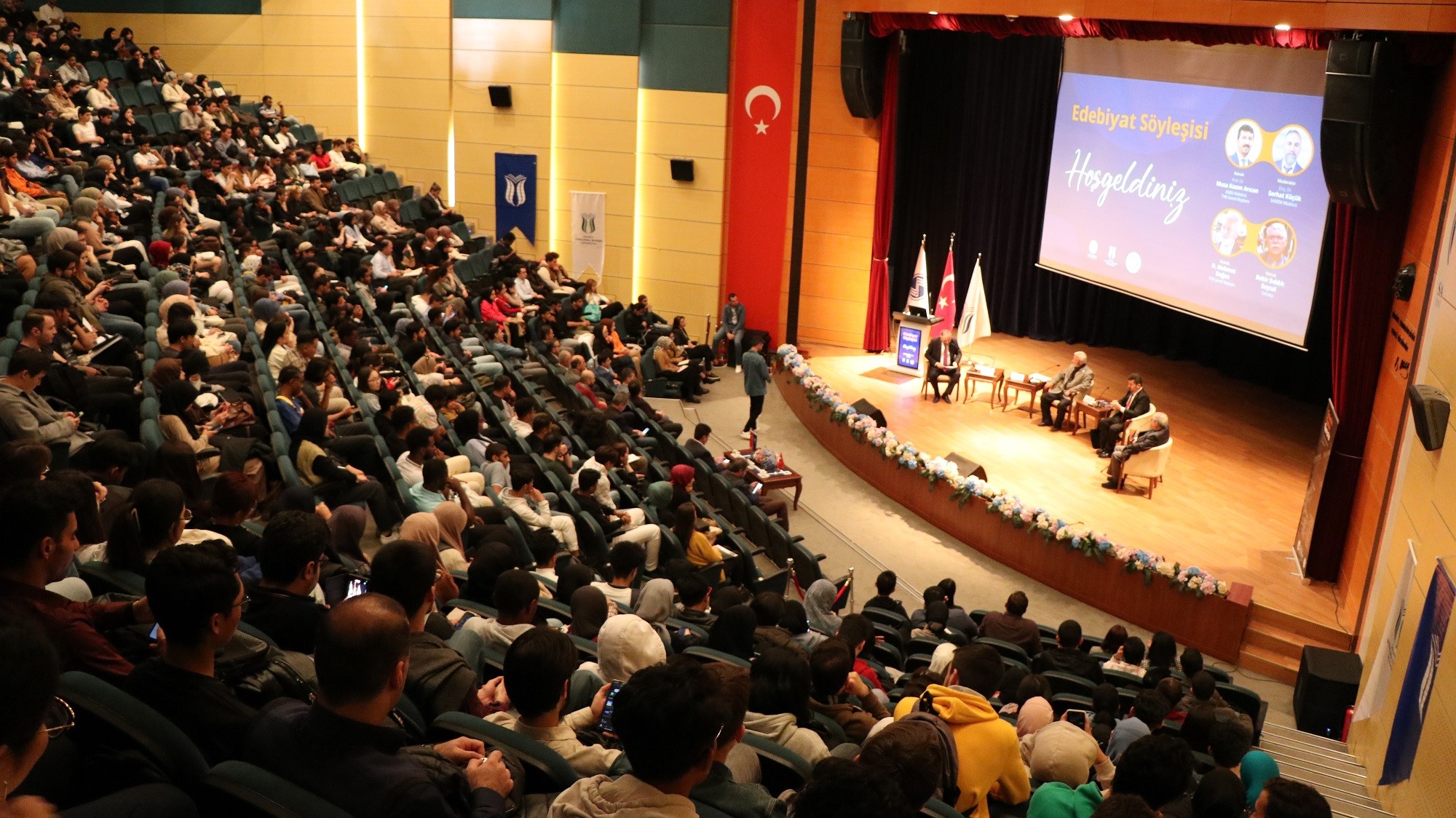 Türkiye’nin yazarları Sakarya’da öğrencilerle söyleşi yaptı