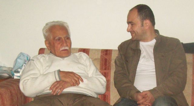 Coşkun bir ırmak gibi sarmalar onun şiiri