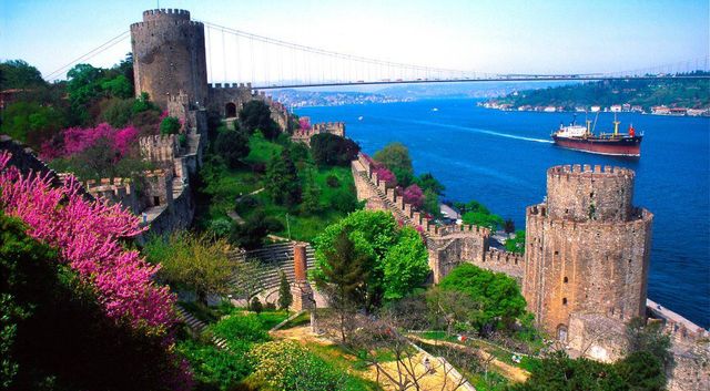 Lalesiz erguvansız İstanbul düşünülebilir mi?