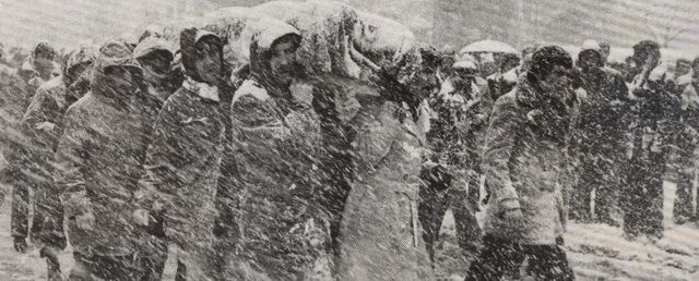 Ocakların dumanı ile islenmiş çocuklardık