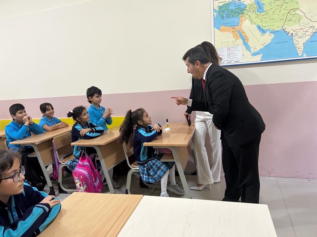 TYB Başkanı Bakü’de Türk Dünyası Atatürk Okulunu  ziyaret etti