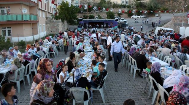 Ramazan'da Tokat sokakları gül kokuyor