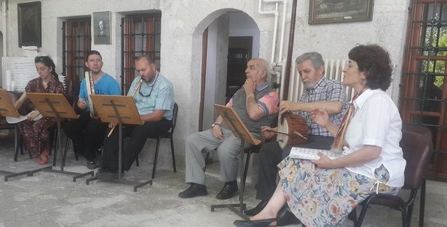 Güçlü bir musiki damarı var Ömürlü ailesinde