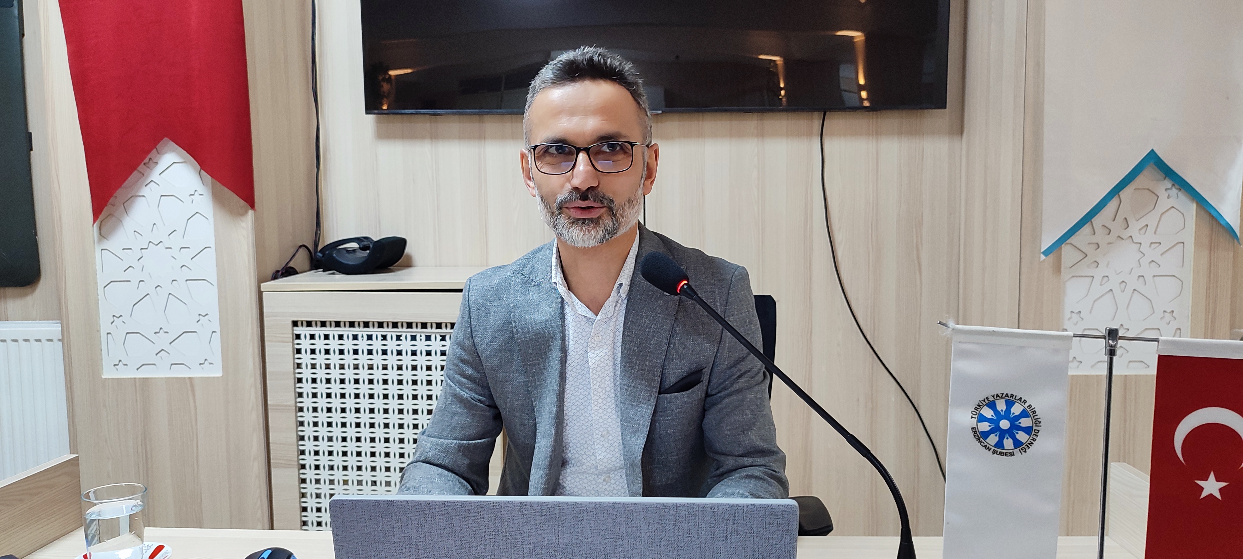 Ahmet Aslan Türkiye Yazarlar Birliği’nde konuştu: “Gençleri dinlemek zorundayız”