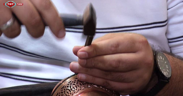 Bu çarşıda hâlâ çekiç sesleri yankılanıyor