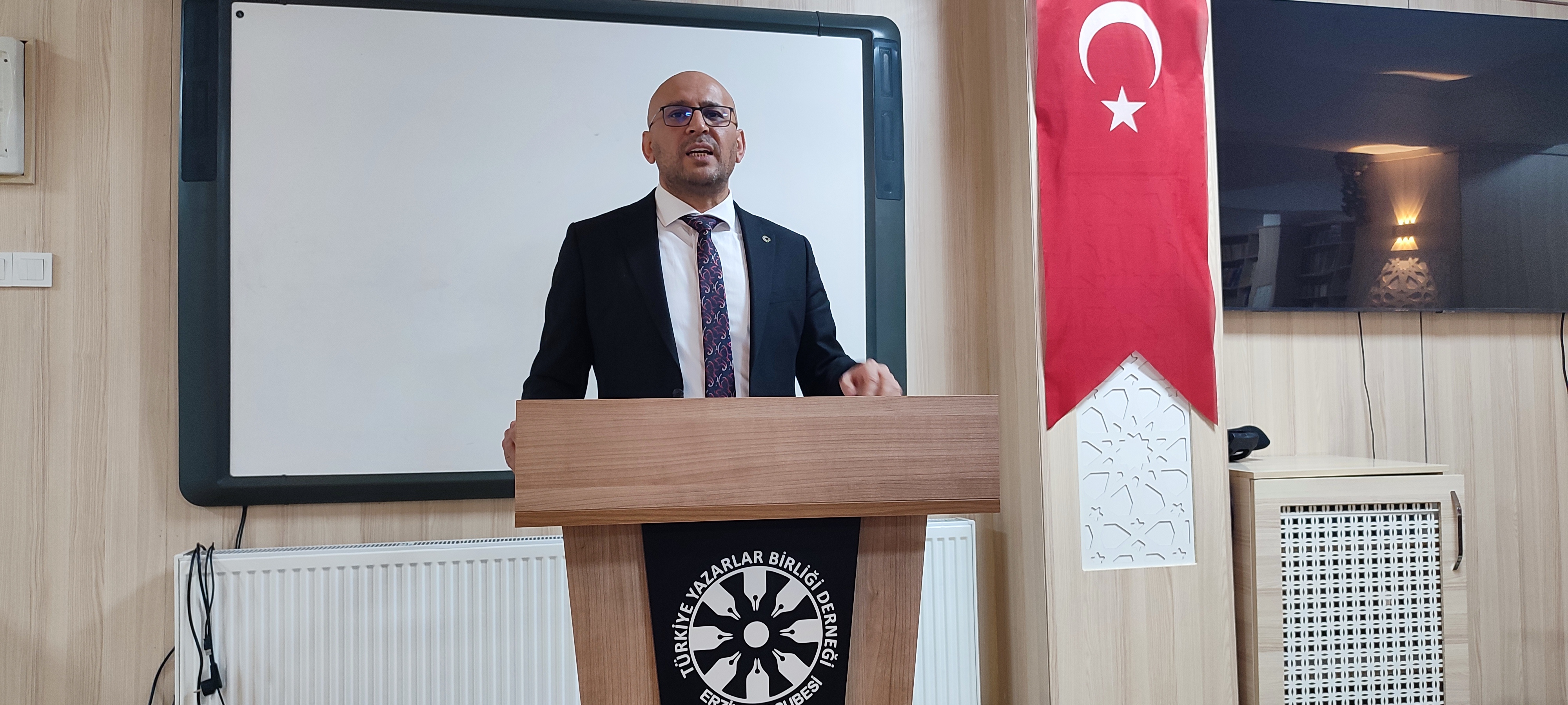 Yazarlar Birliği Erzincan Şubesinde konuşan Eğitimci Onay:  “Kitap okutmak ceza olmamalı”