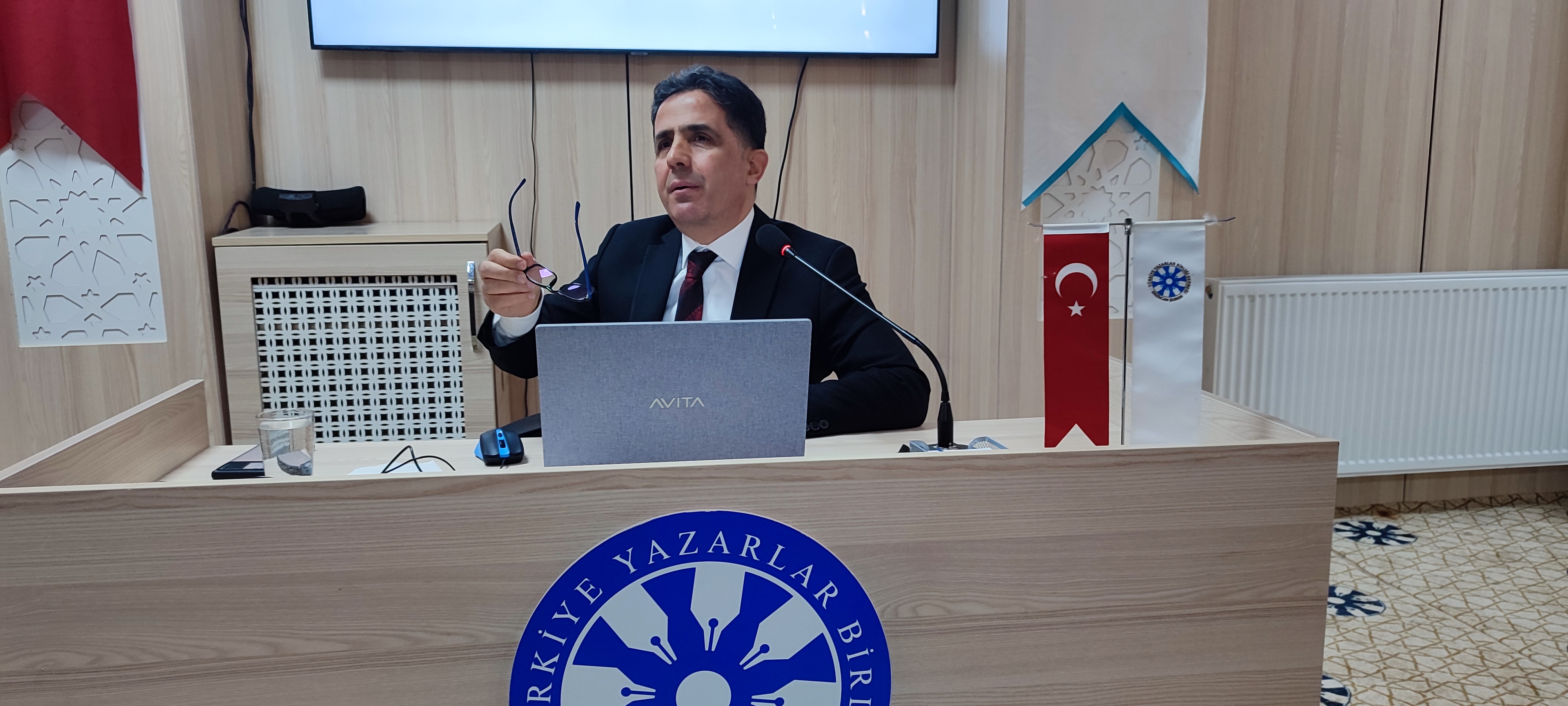 Türkiye Yazarlar Birliği Erzincan Şubesinde Konuşan Prof. Dr. Mücahit Kağan: “Mükemmeliyetçilik psikolojik rahatsızlıktır”