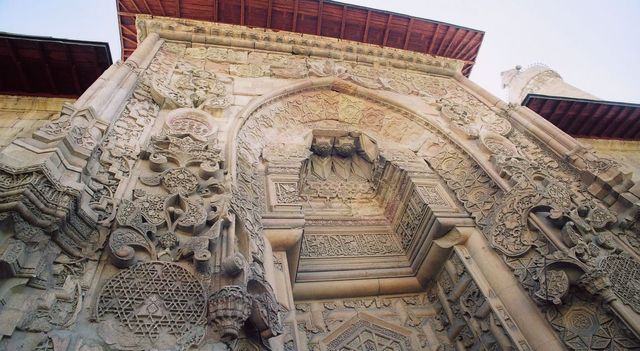 Estetik tavırla ancak mutlak güzeli arar insan