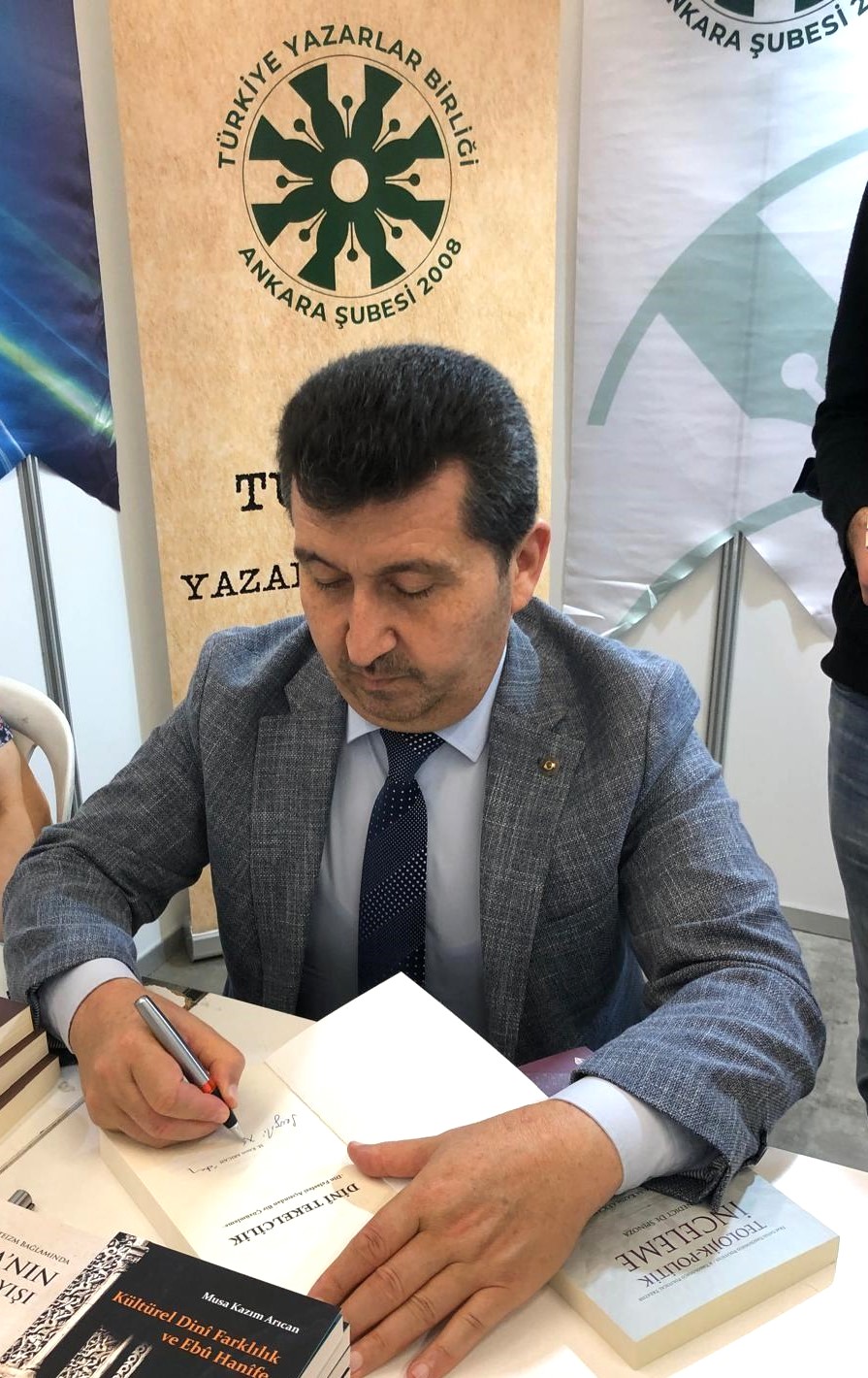 TYB Başkanı Arıcan, Ankara Kitap Fuarı'nda eserlerini imzaladı