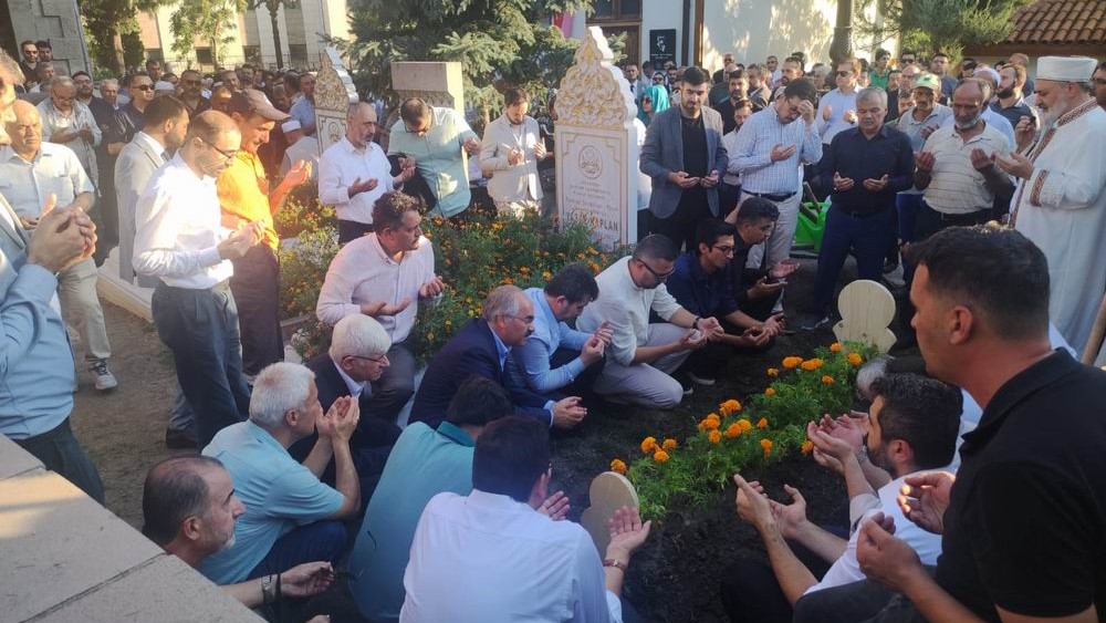 D. Mehmet Doğan tekbirlerle Taceddin Dergahı haziresine defnedildi