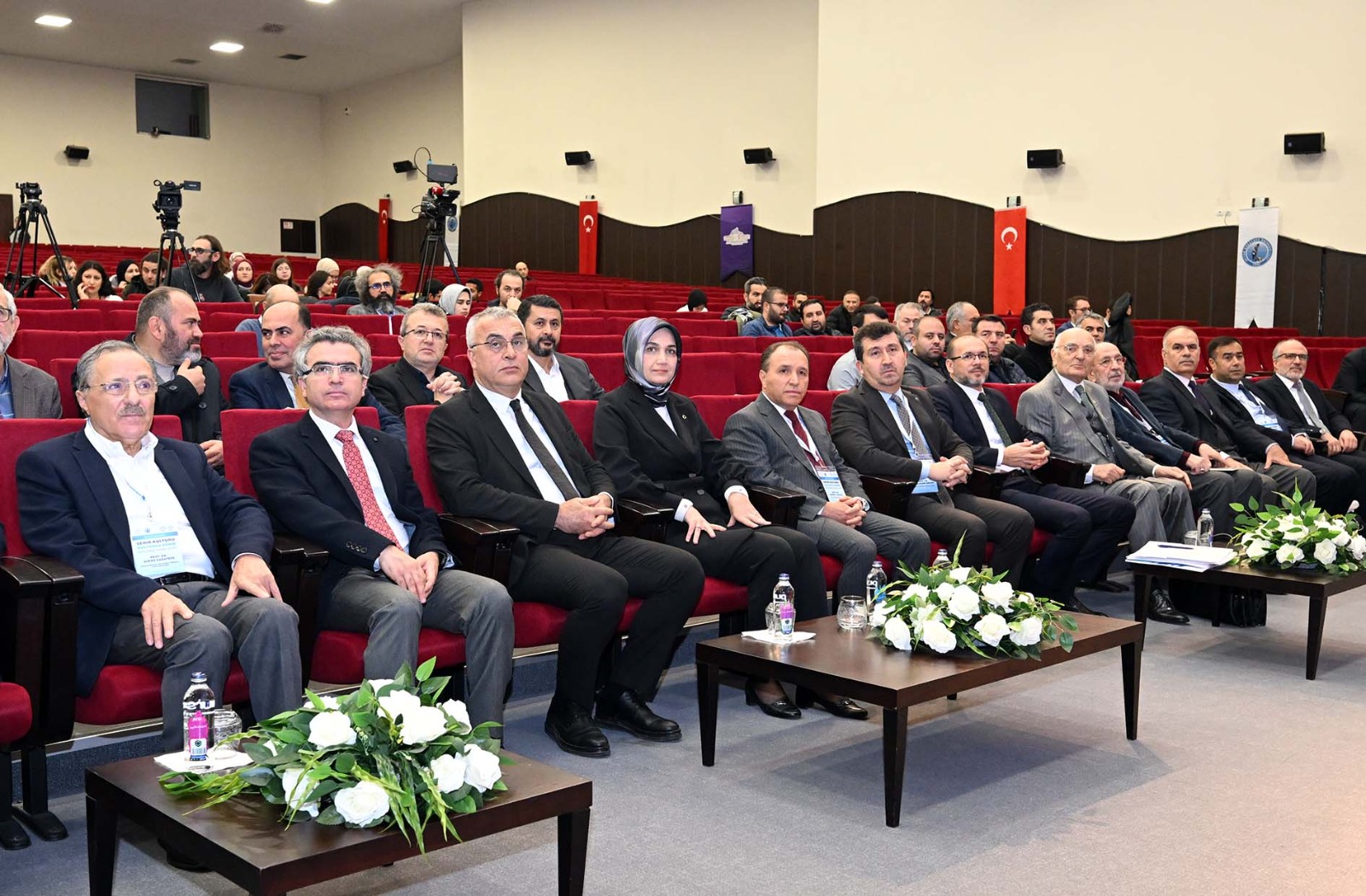 “Şehir Kültürü Kültürlü Şehir Bilgi Şöleni” Vali Yiğitbaşı’nın katılımıyla Afyonkarahisar’da başladı.