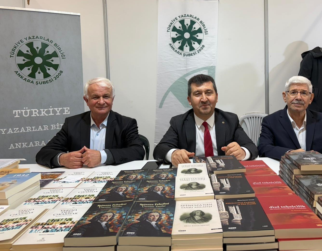 TYB Başkanı Arıcan kitaplarını imzaladı