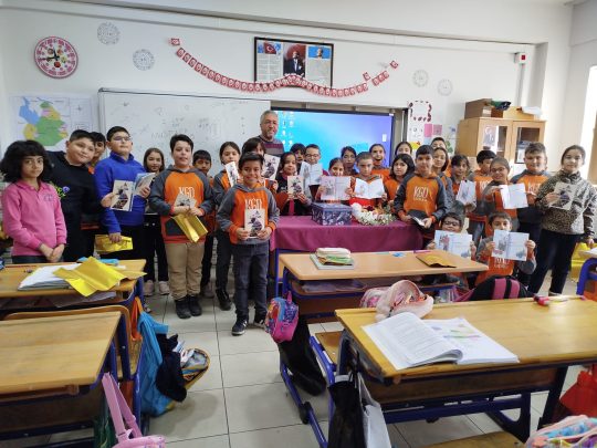 Aksaray’da Veliler öğretmenlerine kitap bastırıp hediye etti!