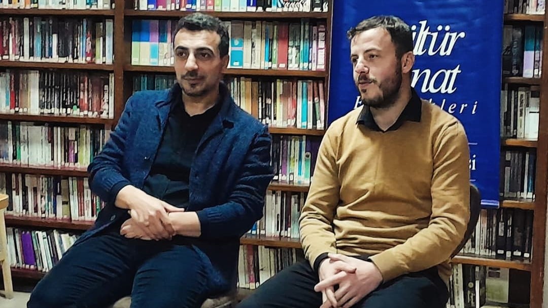 Arayüzler dünyasında şiir:Şiir poz verir mi?