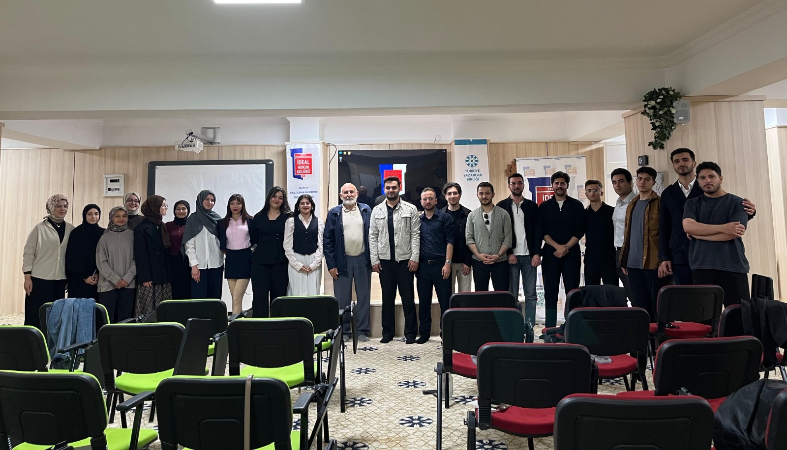 TYB Erzincan’da Şiir Dolu Gece: İdeal Hukuk Kulübü Gençlerinden Şiir Şöleni!