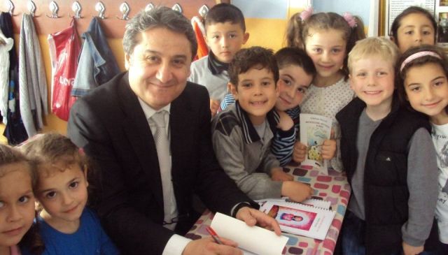 Gökhan Akçiçek, harflerin şiirini yazdı