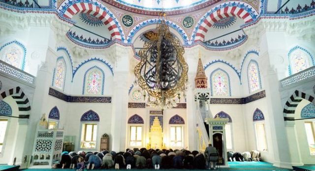 Hutbelerde hangi şairlere yer veriliyor?