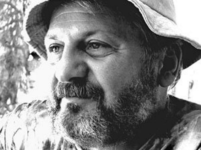 Bir derviş donunda dolaşıyor aramızda