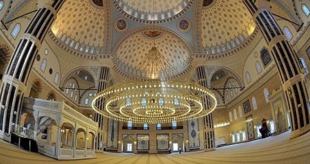 Abdülhamit Han Camisi hatlarıyla büyülüyor