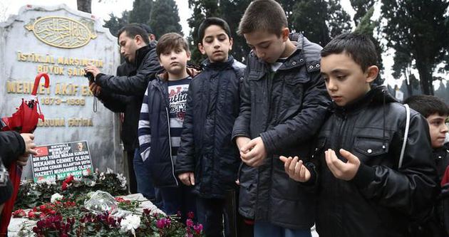 Mehmet Akif Ersoy kabri başında anıldı