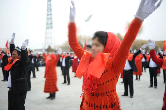 Uygur Müslüman imamlara danslı Çin işkencesi!