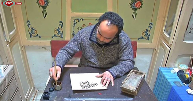 Büyüklerin sözünü hat sanatına döküyor