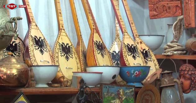 Kruya Çarşısı, tarihi dükkânları ile ünlü