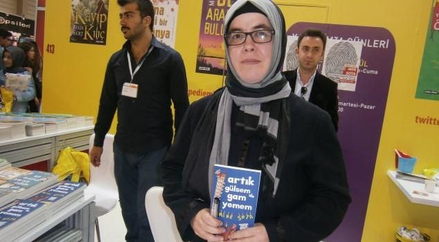 Okurlarına güldürme garantisi veriyor