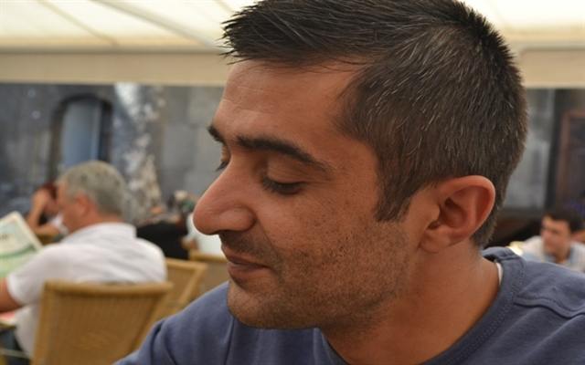 Şiirin o paslı kapısını açmaya çalışır eleştirmen