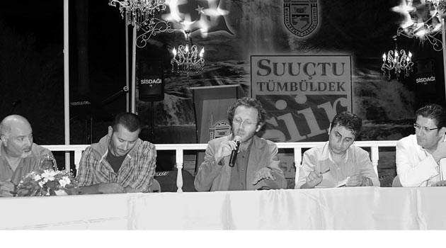 'Şair, defterin arasında kalmış ayraç değildir'