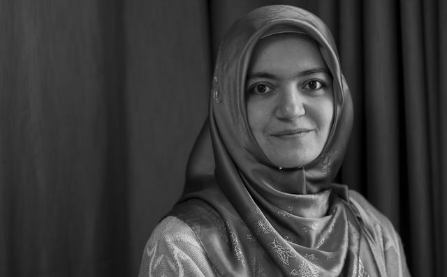 Sakin, mutedil, yer yer kendi içine kapanan şiirler