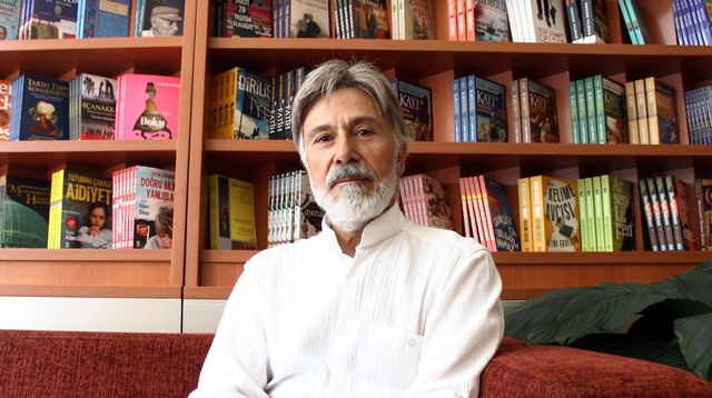 Yaralı Ceylanlar Kulübü'nün kapısında